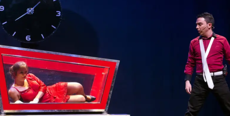 El mag Albert Llorens fent un dels seus trucs