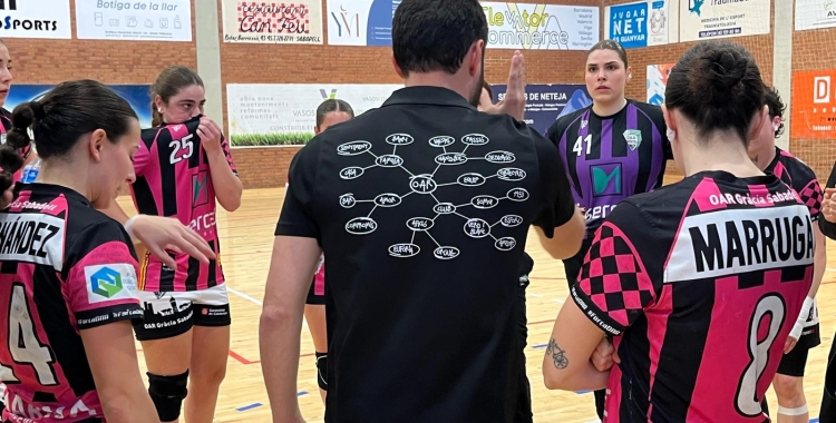 Ibáñez dona indicacions en un temps mort davant la portera María Gil | Adrián Arroyo