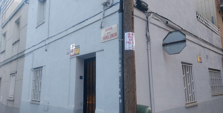 L'Associació Veïnal de La Creu Alta ha començat a senyalitzar tots els pals de la via pública