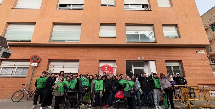 Veïns del bloc i militants de la PAHC, aturant el desnonament previst aquest matí | Pere Gallifa (RàdioSabadell)