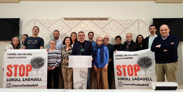 Gabriel Fernàndez i membres de la plataforma Stop Soroll Centre 