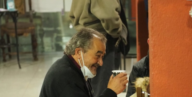 Una persona sense sostre amb un got a la mà | Cedida