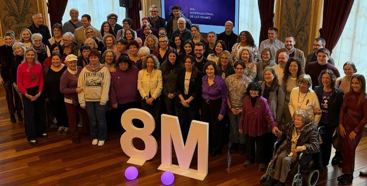 Fotografia de família dels participants a l'acte del 8M