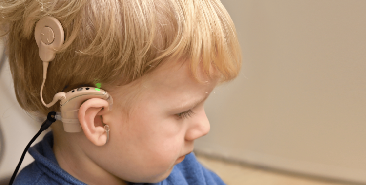 Un nen amb un implant coclear 