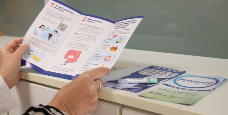 Una pacient mirant informació sobre el càncer de còlon i recte | ACN