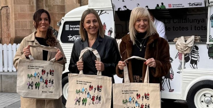 L'alcaldessa Marta Farrés, la consellera Eva Menor i la delegada del Govern, Pilar Díaz, a Sabadell | Cedida