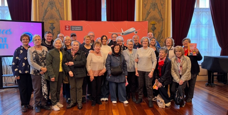 Marta Farrés i Laura Reyes amb membres del Consell de la Gent Gran