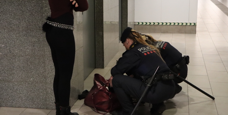 Dues agents durant el dispositiu Kanpai