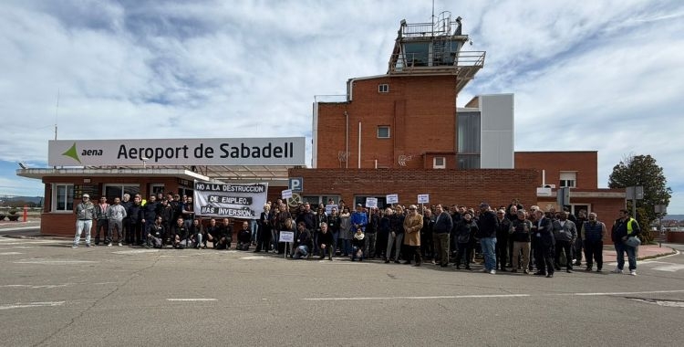 Els manifestants davant de la porta de l'Aeroport | Mireia Sans