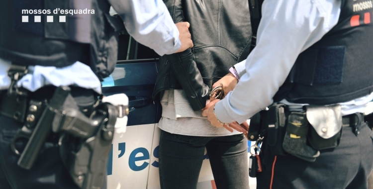 Els Mossos d'Esquadra durant una detenció | Cedida