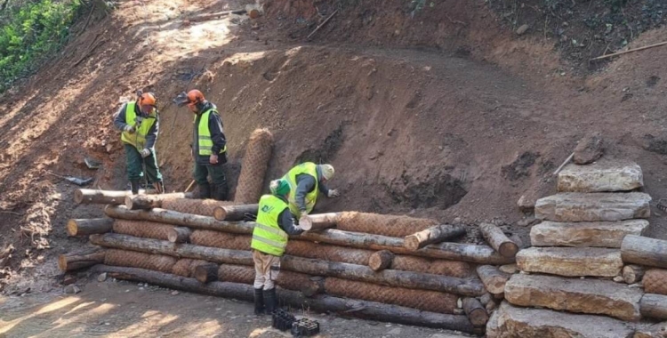 Operaris fent treballs al Torrent de Colobrers