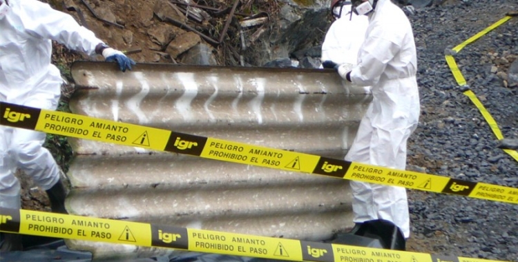 Operaris retiren amiant sota fortes mesures de seguretat