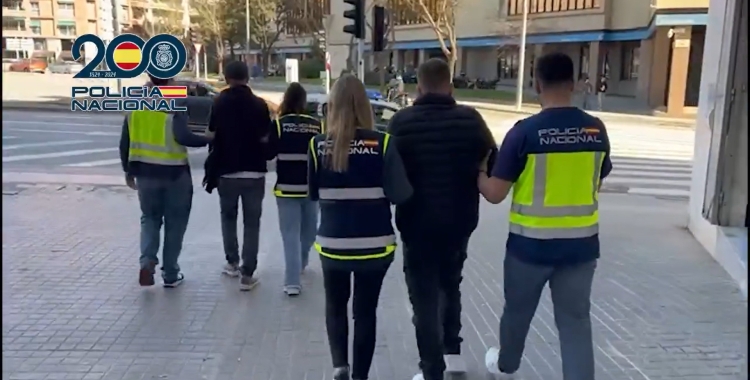 Moment de la detenció de dues persones a la plaça Catalunya de Sabadell | Policia Nacional