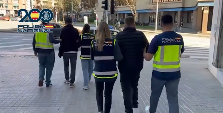 Moment de la detenció de dues persones a la plaça Catalunya de Sabadell | Policia Nacional
