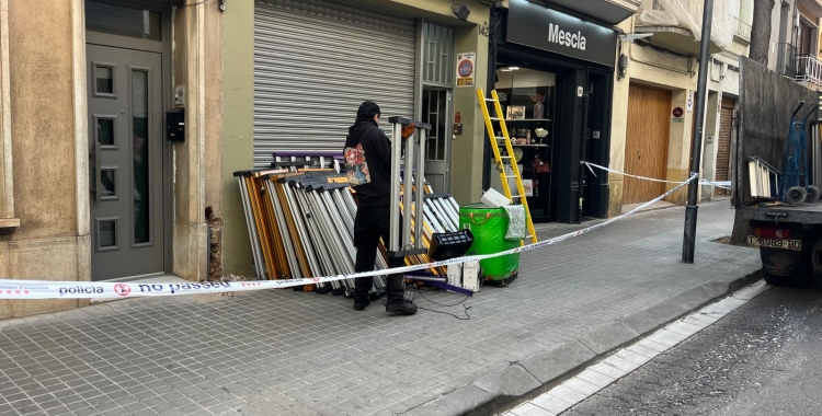 El domicili on s'està fent l'operació perimetrat amb una cinta dels Mossos | Adrián Arroyo