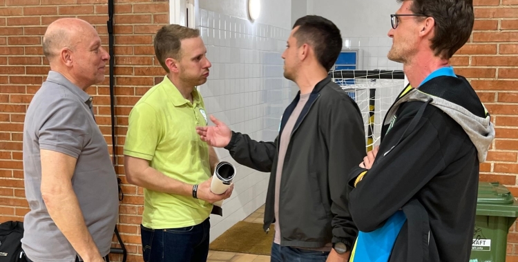 Un emocionat Ayats conversa amb el president Gomis (esquerra), Cesc Borrell i Xavi Vilella | Adrián Arroyo