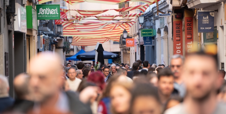 Gent caminant pel carrer Sant Antoni