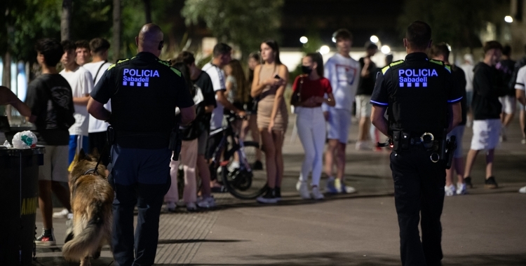 Agents de la Policia Municipal durant un botellot | Roger Benet (RàdioSabadell)