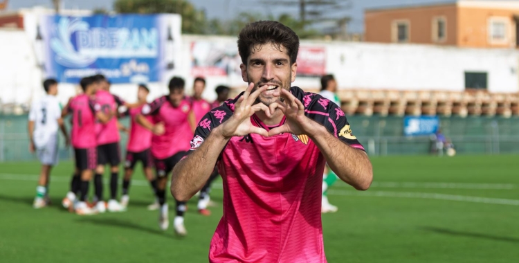 El màxim golejador celebrant un dels seus nou gols | CES