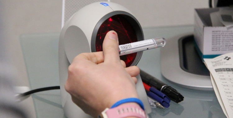 S'utilitzen tubs preetiquetats per evitar errors en l'extracció de mostres de sang