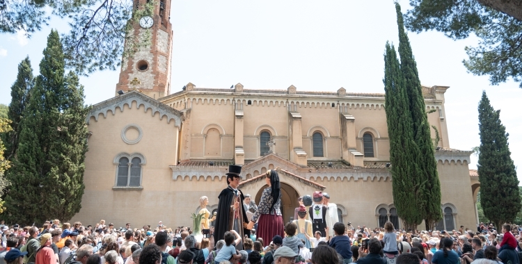 Els gegants ballant a l'esplanada de la Salut amb el santuari de fons