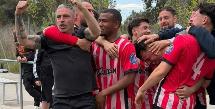 Un eufòric Toni Sánchez celebra el triomf contra el Terrassa | UD Tibidabo