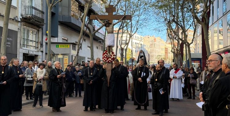 El Via Crucis baixant la Rambla | Mireia Sans