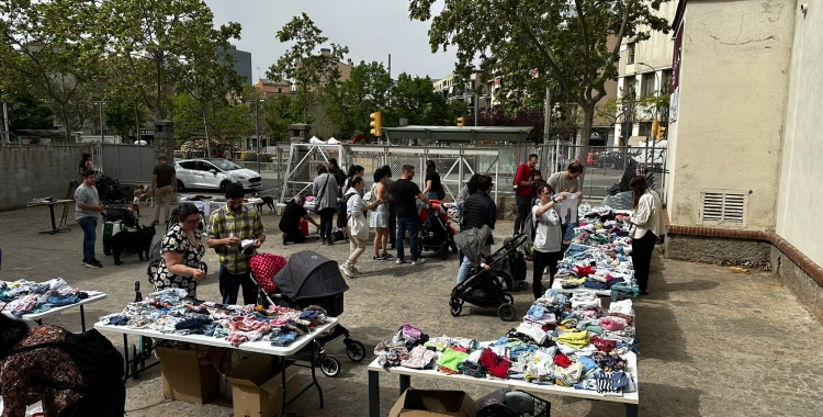 Un moment del Mercat d'intercanvi de roba infantil i de maternitat | Pere Gallifa (RàdioSabadell)