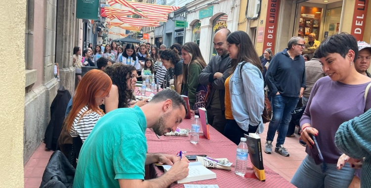 L'escriptor Gil Pratsobrerroca signant al carrer Sant Antoni, a La Llar del Llibre | RàdioSabadell
