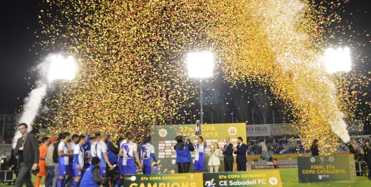 Agustín aixecant a la Nova Creu Alta la Copa Catalunya de 2016 | Roger Benet