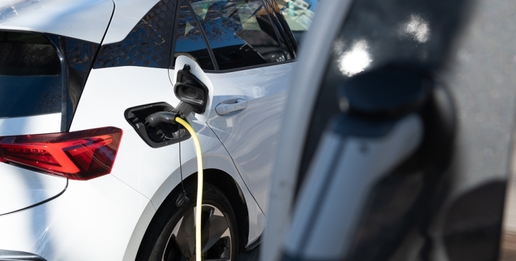 Un vehicle elèctric carregant-se | Arxiu