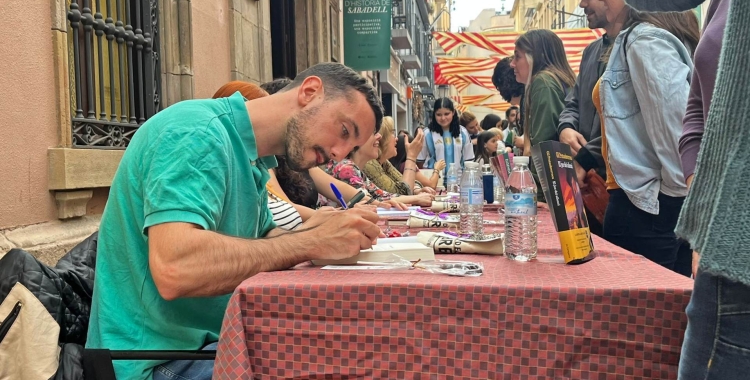  Gil Pratsobrerroca firmant un llibre a Sabadell