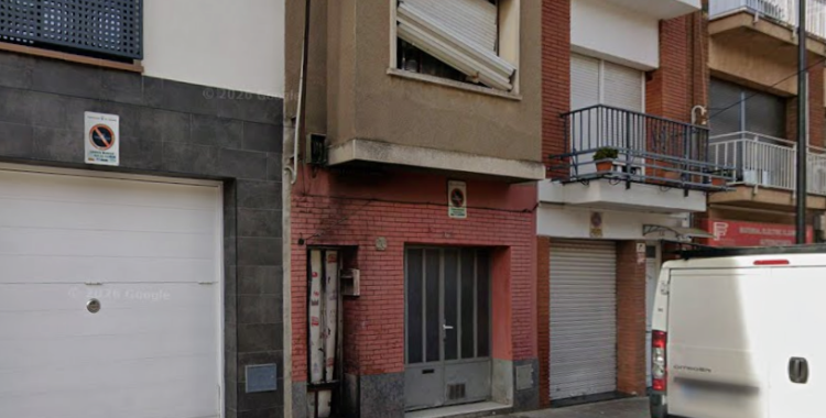 Pis al qual hi han calat foc | Google Street View