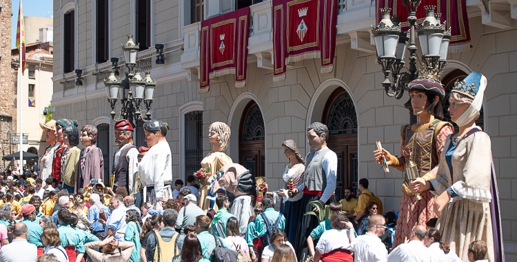 Plantada de gegants davant de l'Ajuntament de Sabadell 