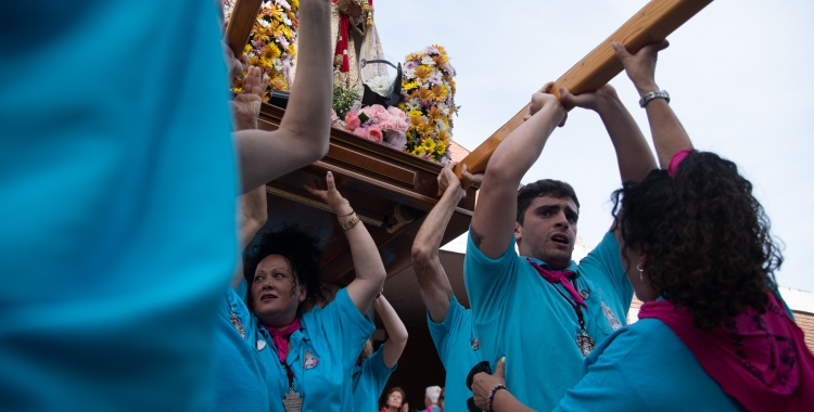 Els membres de la Hermandad Virgen de la Fuensanta carregant la verge | Arxiu