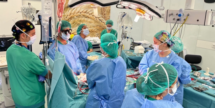 Un equip de professionals del Taulí al quiròfan | Cedida