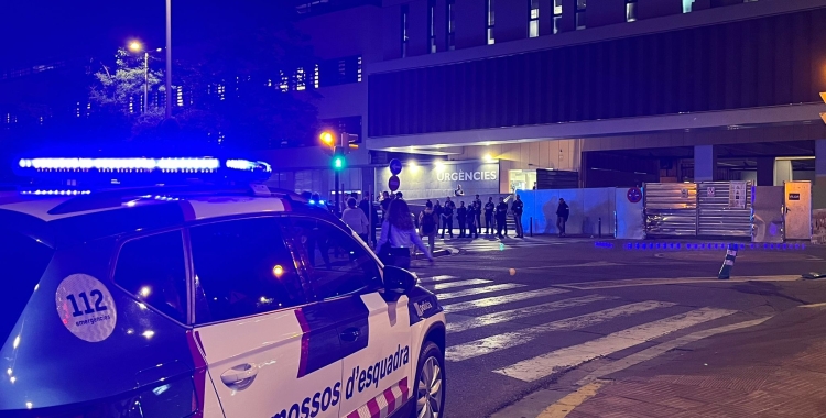 La policia s'ha desplegat a les portes del Taulí