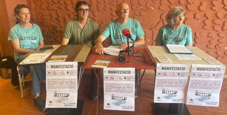Membres de la Plataforma en Defensa del Riu Ripoll, aquest matí