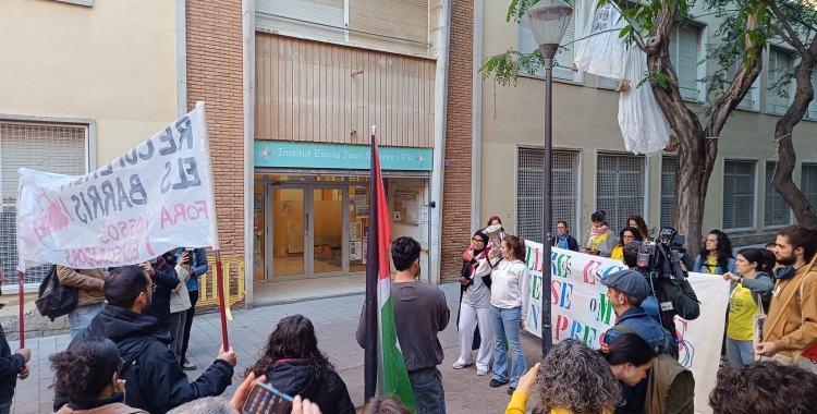 Protesta davant de l'Institut Escola Joan Sallarès i Pla | Pere Gallifa (RàdioSabadell)