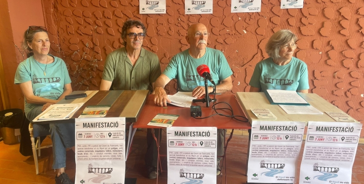 Membres de la Plataforma en Defensa del Riu Ripoll, aquest matí