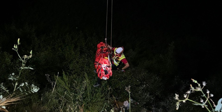 Els Bombers rescatant l'home ferit a la llera del Ripoll | Bombers de la Generalitat