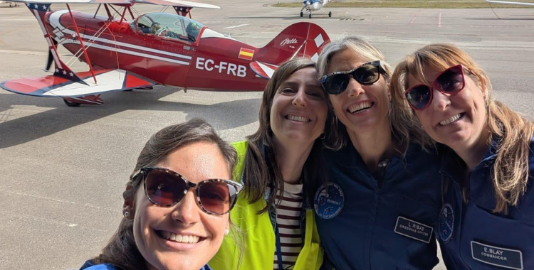 Núria Jar, amb l'armilla groga, abans de pujar a la missió | Cedida