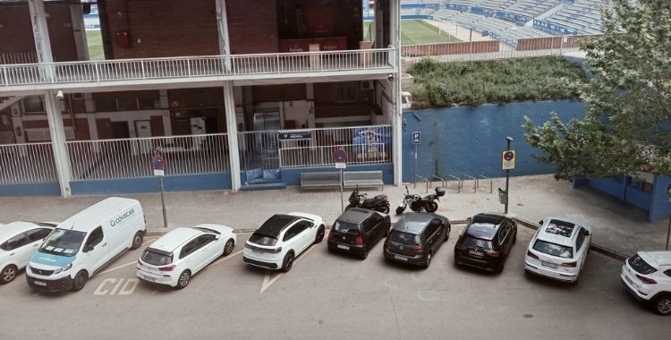 Cotxes en doble fila a la Nova Creu Alta | Cedida