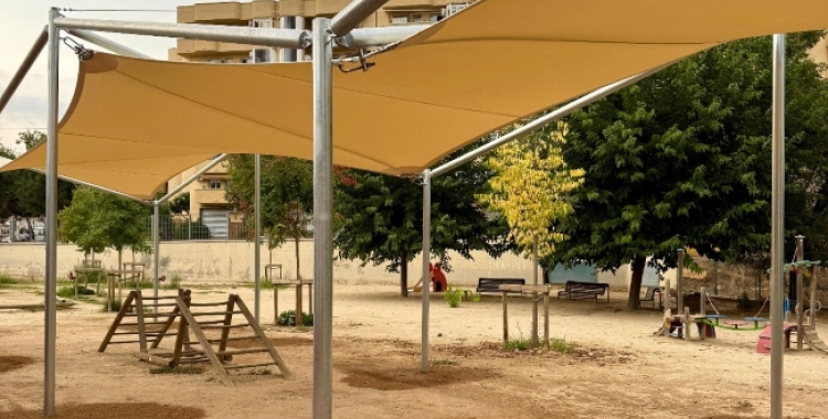 Un dels tendals que s'ha instal·lat a l'Escola Can Rull | Cedida