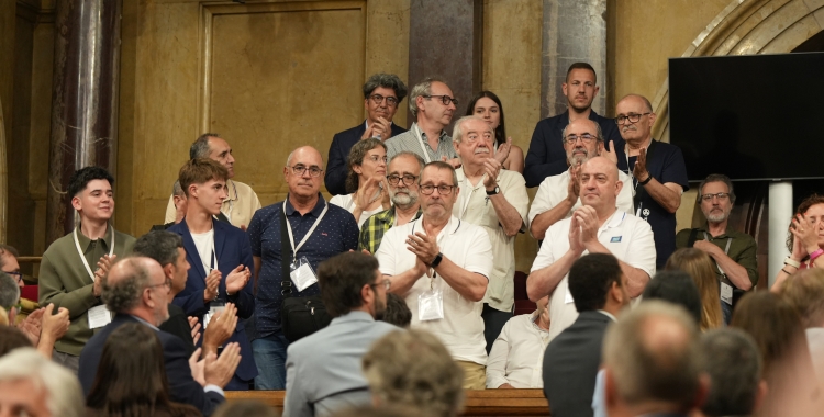 Manuel Navas - el segon per la dreta a segona fila - ahir al Parlament | ACN