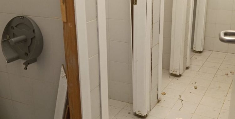 Els lavabos del centre vandalitzats | Cedida