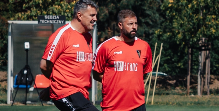 Garcia Junyent dirigint una de les primeres sessions al seu nou equip | Pogoń Szczecin