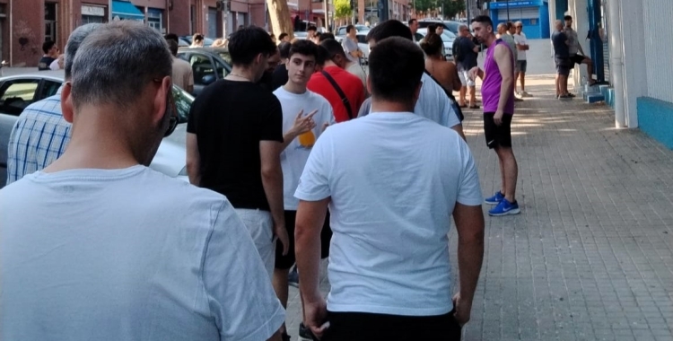 Llargues cues aquesta tarda per adquirir els nous carnets | Cedida