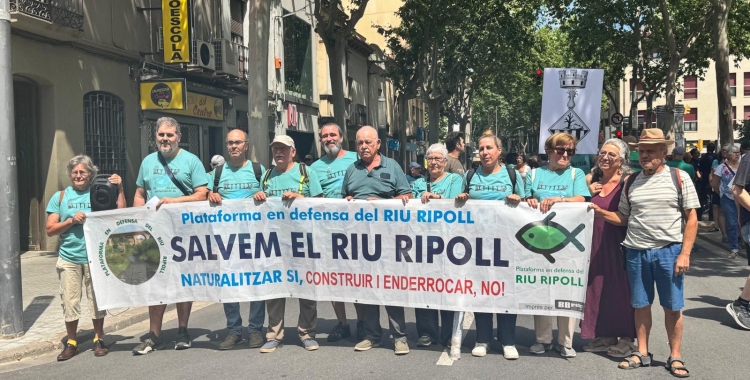 Manifestants en defensa del Riu Ripoll | Anna Clarà