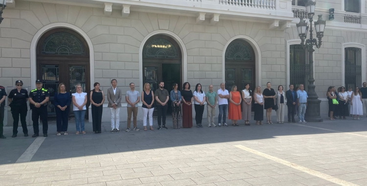 Minut de silenci a la plaça Sant Roc en suport al poble veneçolà
